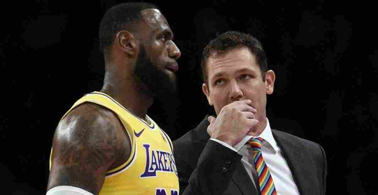 yobo体育-NBA-詹姆斯补篮绝杀凯尔特人，湖人终结七连胜登顶东部引热议